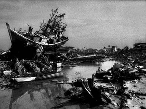 A Visual Trip Through Tsunami Aftermath - Dean Sew...