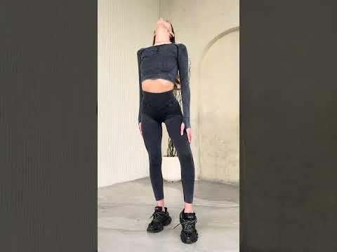 Спортивний фітнес костюм двійка легінси і рашгард темний графіт з подвійним пуш-ап, відео 2