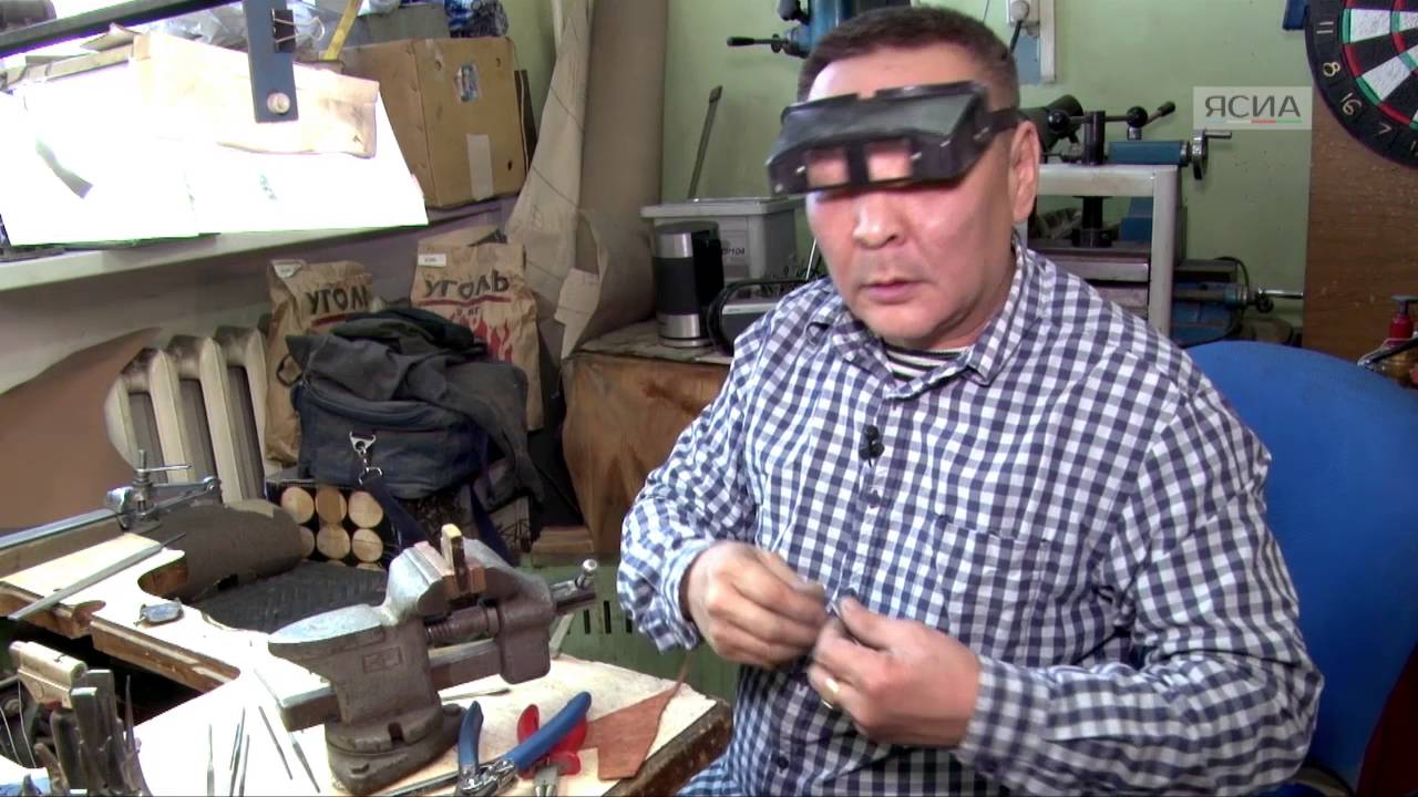 Мастер Роман Готовцев делится секретами изготовления якутского хомуса