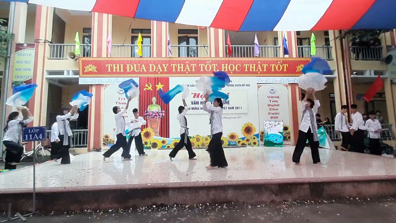 Lớp 11A4_Nam quốc sơn hà - Đất phương nam