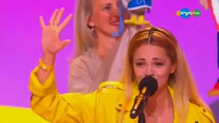 картинка: Теона Дольникова исполняет гимн Премии «Главные герои-2018»