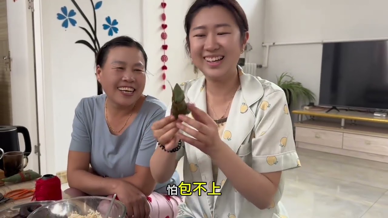 端午节全家一起包粽子，没想到的是家里没人会包，只能自己摸索着来，这次我成了家里的包粽子主力军！祝大家端午节安康。#端午节 #粽子 #记录真实生活 #日常vlog #农村美食 @DOU+小助手 @抖音