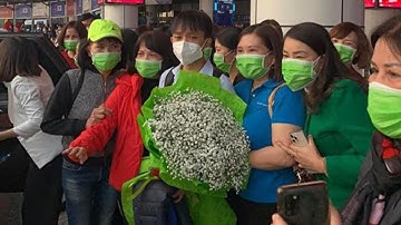 🔴 Vừa ra Hà Nội đi diễn, Hồ Văn Cường được người hâm mộ vây kín ở sân bay đón chào nồng nhiệt