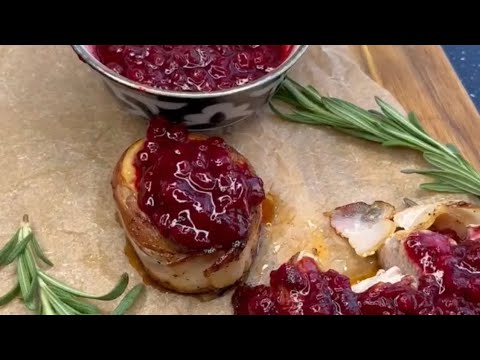 Медальоны из свиной шеи с брусничным соусом