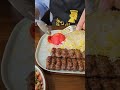 از چلو کباب اصیل با مخلوط کردن کره با برنج زعفرانی گوشت کبابی گوجه فرنگی و سماق لذت ببرید 