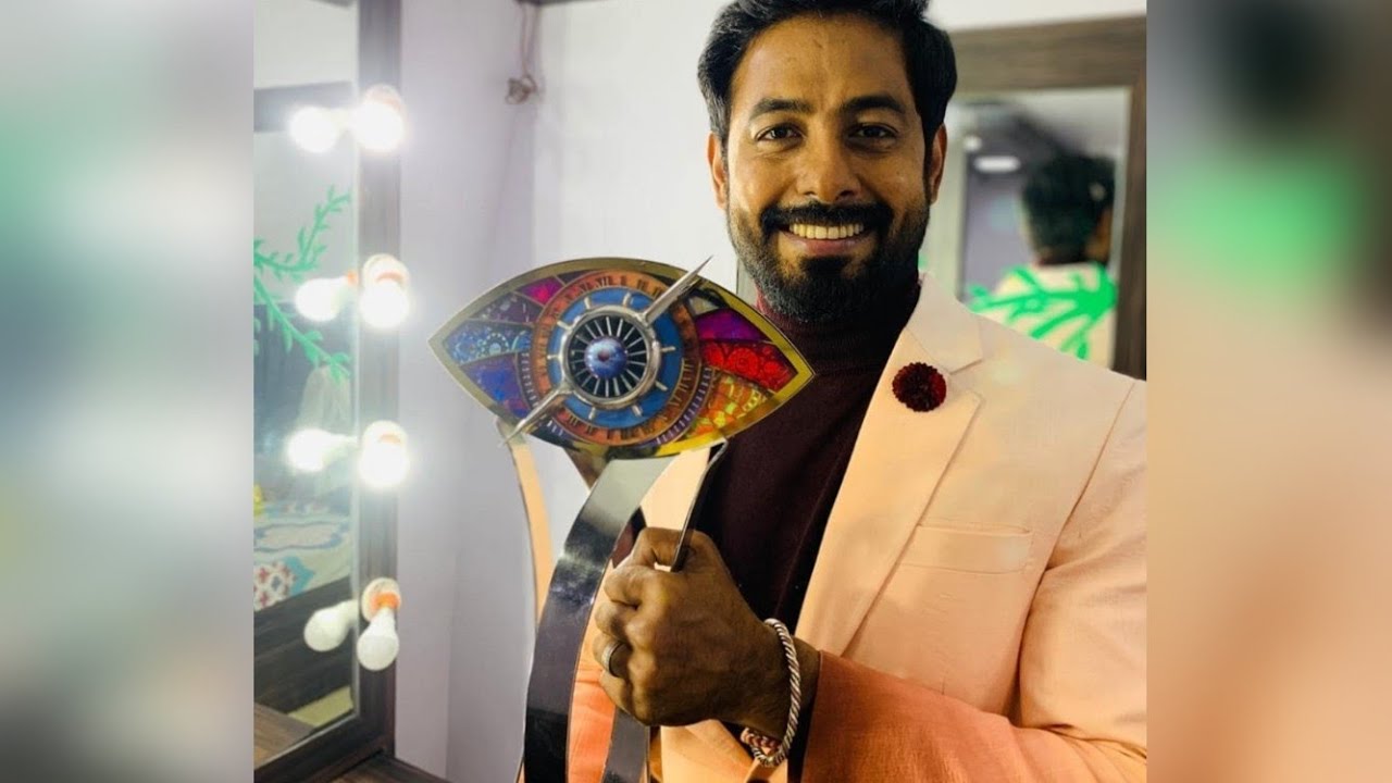 Aari winning Bigg Boss Trophy | Aari Arjunan Winner | Bigg Boss 4 winner | Track Tube