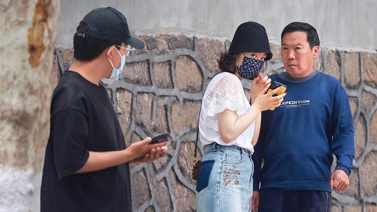 Когда глухонемая девушка, которую преследуют, просит помощи у прохожих, как они поступят?