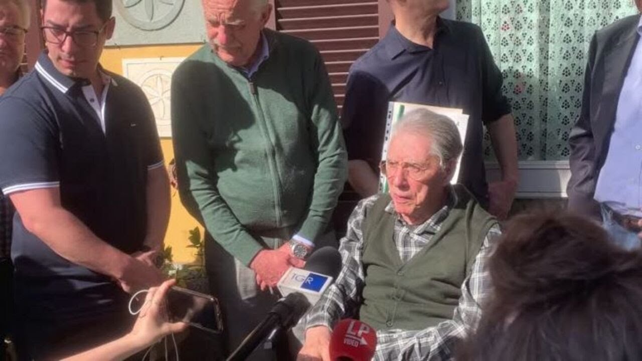 Bossi: "Alla Lega serve un nuovo leader"