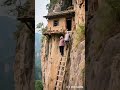 مناظر روی صخره ها خانه قدیمی در روستای کوهستانی مناظر مناظر زیبایی هستند