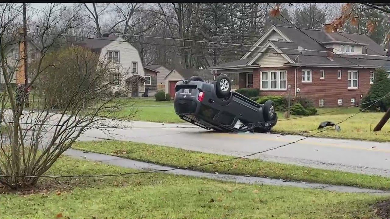 Car rolls over, snaps utility pole in Boardman - YouTube