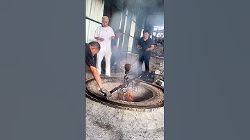 Phương pháp quay heo nguyên con trong lò nướng âm đất