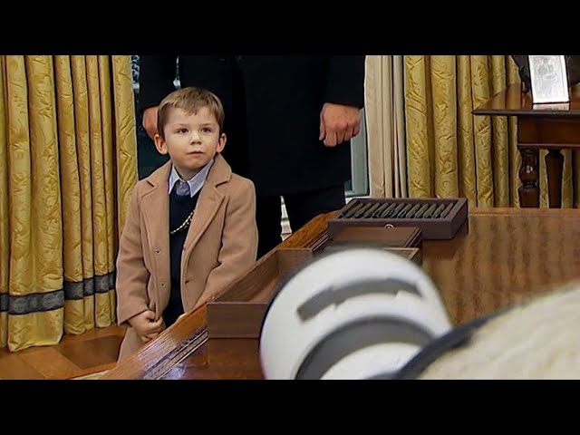 Musk's 4-year-old son in the spotlight - YouTube