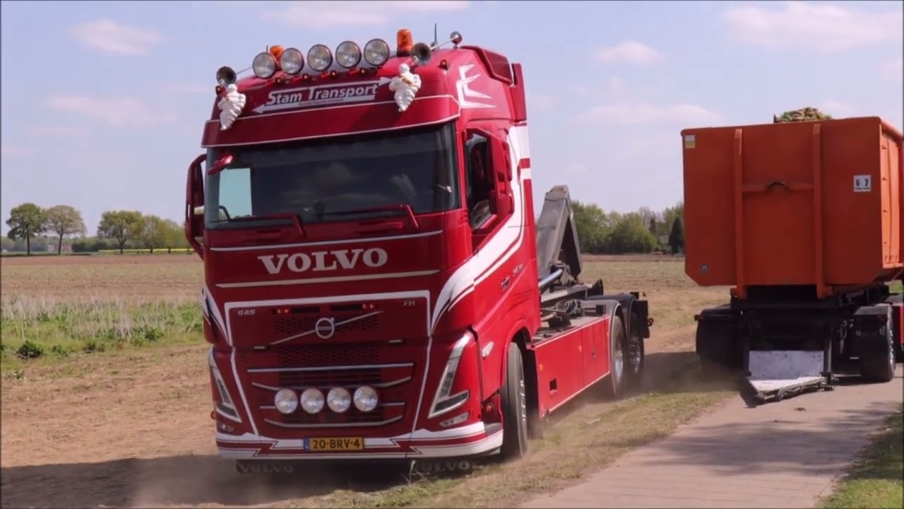 Container verladen  LKW auf Lagerstapel mit Kalmar Hamburg