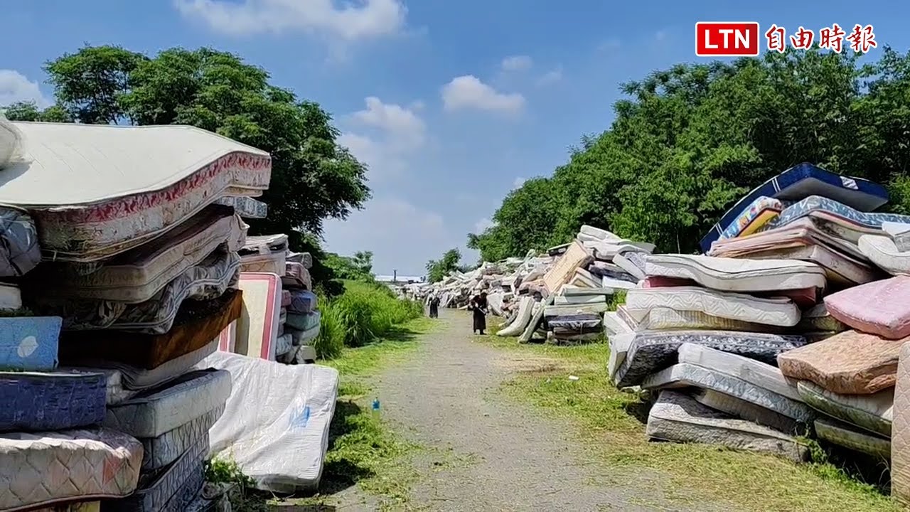 直擊「床墊長城」!台中爆2萬張廢床墊堆積 高溫易燃藏危機 直擊「床墊長城」!台中爆2萬張廢床墊堆積 高溫易燃藏危機