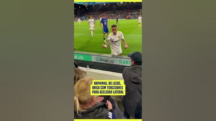 Raphinha, do Leeds, briga com torcedores para acelerar lateral #Shorts