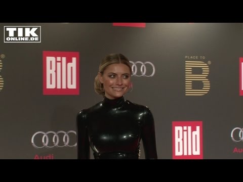 Video: Unsere Antwort Jolie: Lyubov Aksenova In Einem Anzug Aus Rotem Latex überraschte Soziale Netzwerke