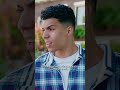 Heeft Ilias nou een chick?? 👩❤️👨#deeerstekeer | NPO Zapp