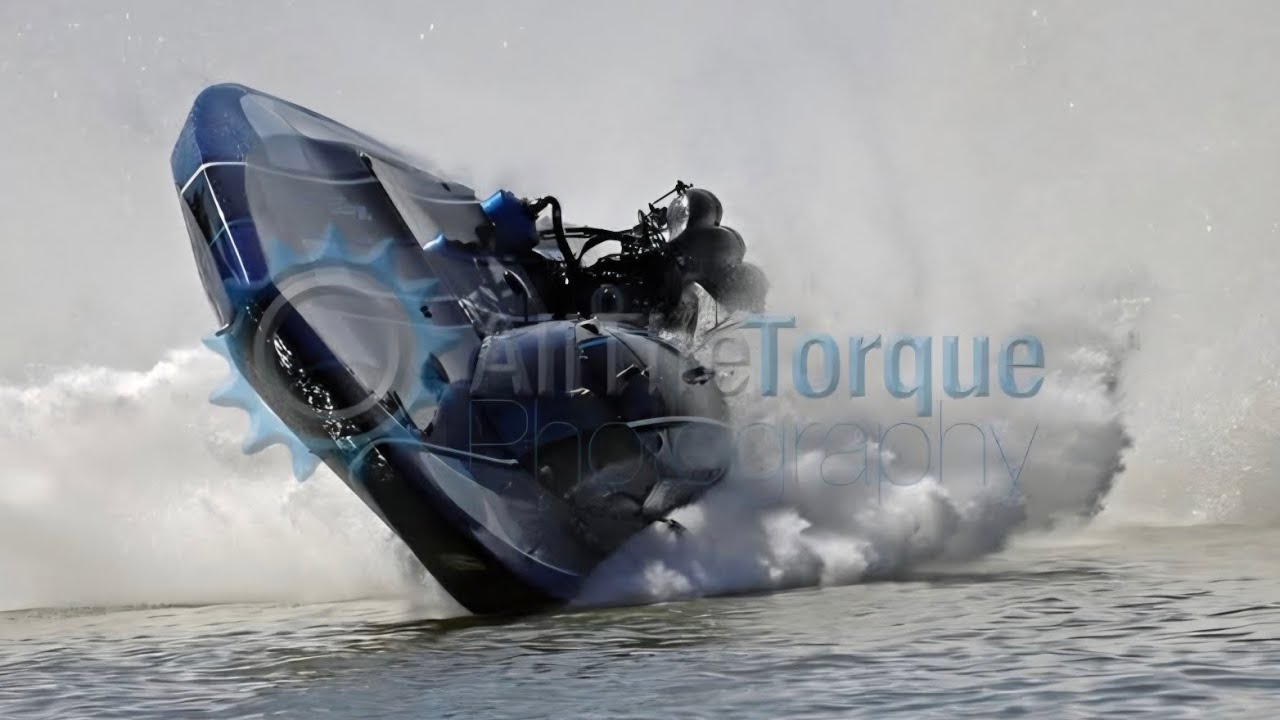 Переворот лодки с двигателем V8 K, работающим на спиртовом топливе, водитель выпрыгивает из нее -...