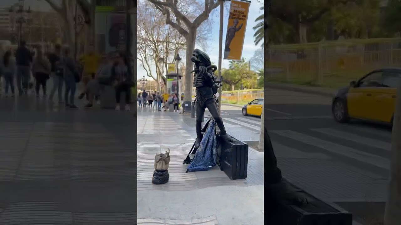 Amazing Alien living statue, a cool street artist in Barcelona #shorts
