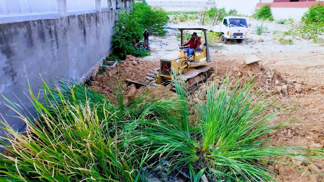Wonderful Project Delete Pond Landfill Completed 100%, By Dozer D20 push soil on Residential land