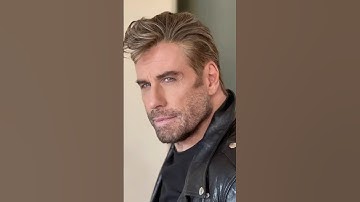 71-jarige John Travolta ziet er 32 uit op reünie van de Grease-film