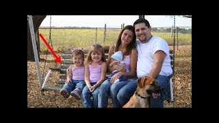 Ailesiyle Fotoğraf Çekindi Ama Kızının Kolunu Görünce Şok Oldu