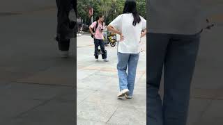 今天的文案怎么写好呢……#路人视角#狗玩滑板#萌宠出道计划