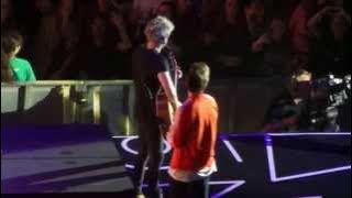 One Direction - Don't forget where you belong (live)