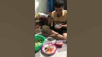 Bữa cơm nghèo của công nhân