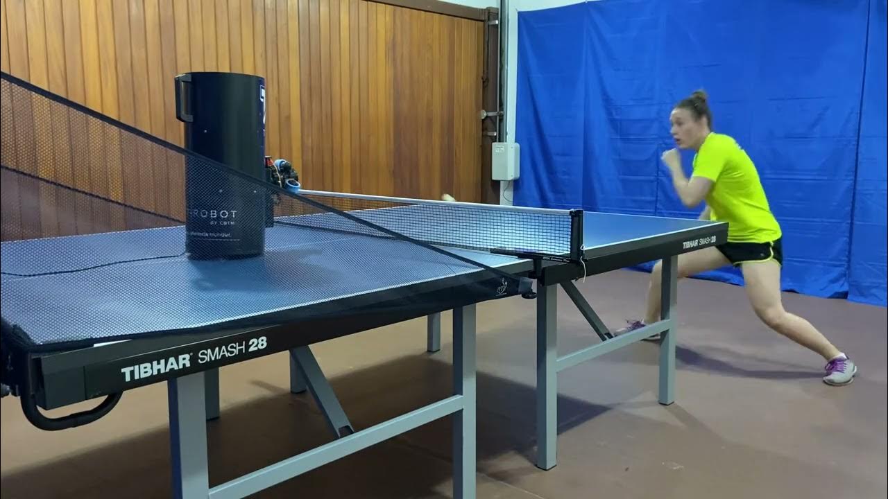 Training table tennis alone?! 😱(Table tennis robot) Treinando tênis de