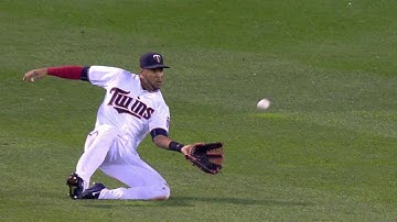 KC@MIN: Hicks robs Hosmer with a sliding catch