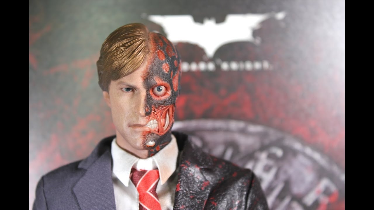 ホットトイズ MMS546 ダークナイトトゥーフェイス Two-Face 2.0 Amazon.co.jp: ホットトイズ MMS546 ダークナイト トゥー