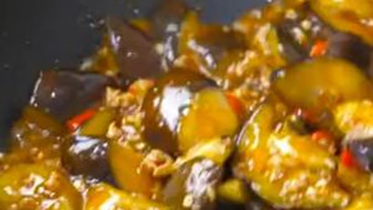 炒茄子，切记不要先放油，多做这一步，茄子不发黑不吸油，收藏了