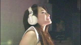 DJ NATHALIE HOLSCHER