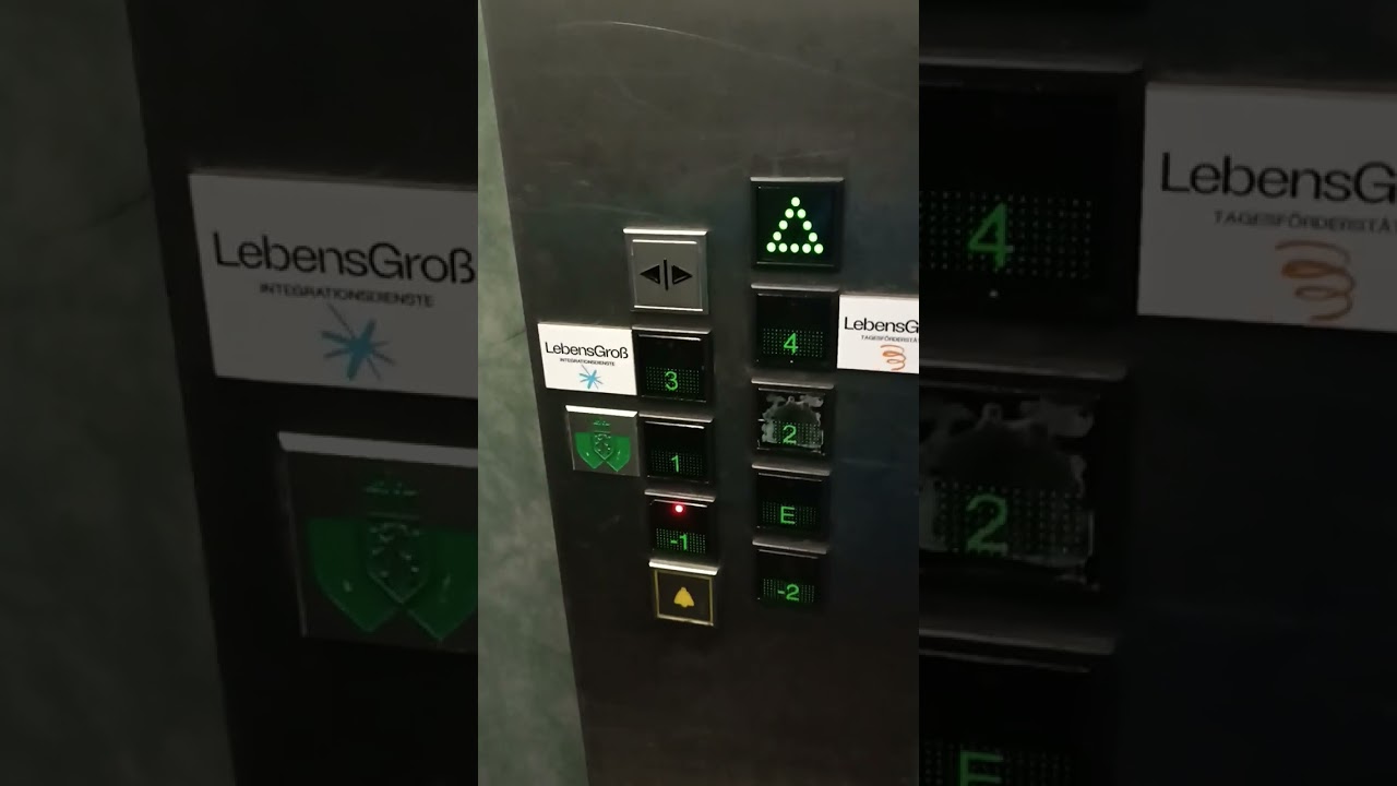 Sehr schöner und alter THYSSENKRUPP Stepmodul Basic Aufzug bei LEBENSGROSS in Graz. BJ 1996.