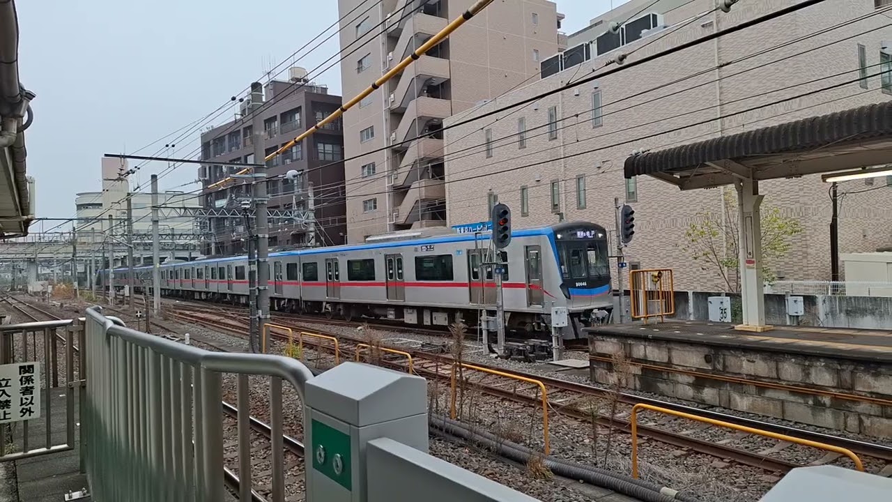 京成80000形80046F 松戸駅8番線（京成松戸線）到着 20251225 112211