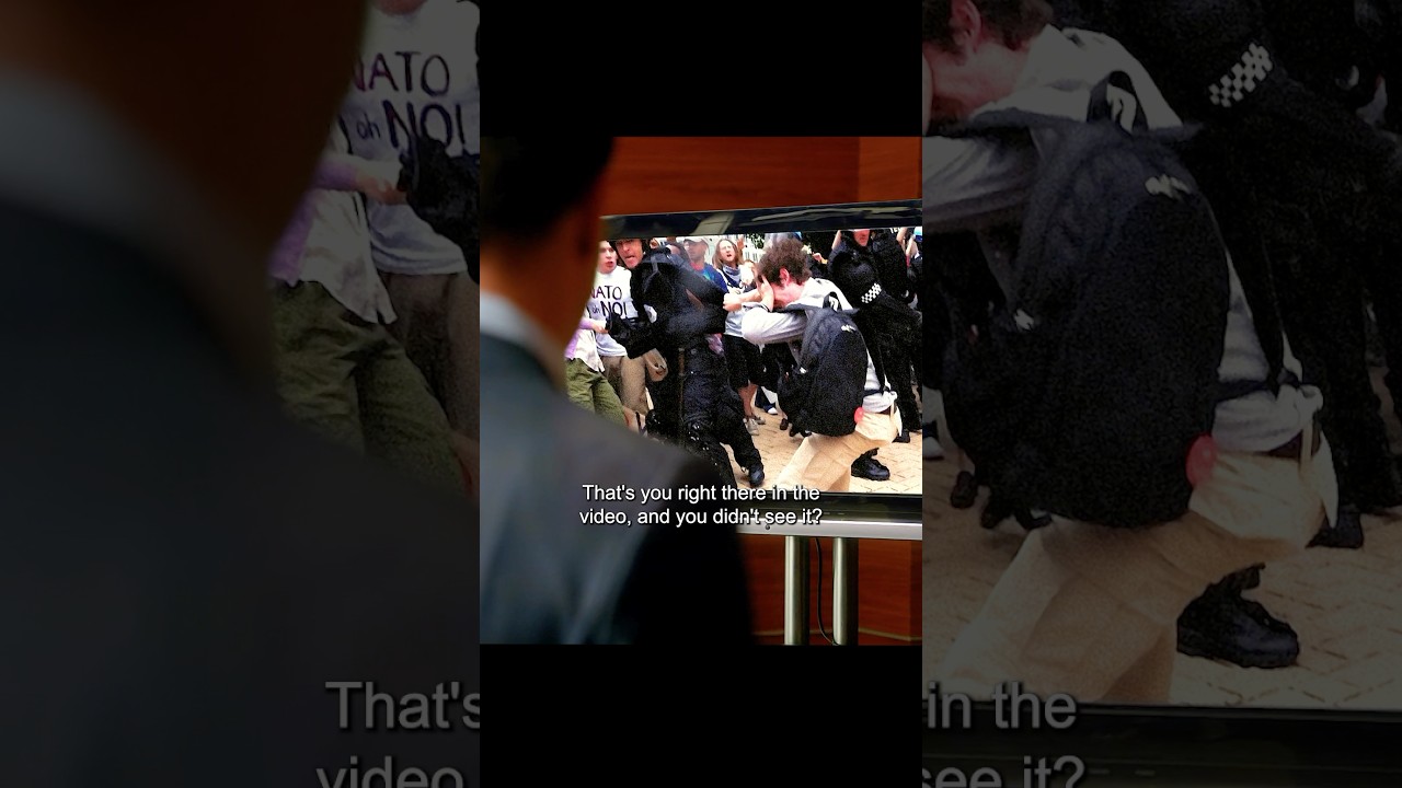 Пометка протестующих красными метками и выталкивание их из толпы 