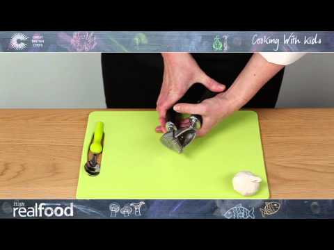 How to crush garlic