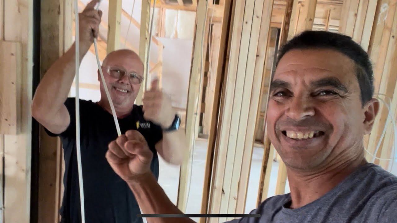 Eletricista executando o trabalho no Canadá 🇨🇦