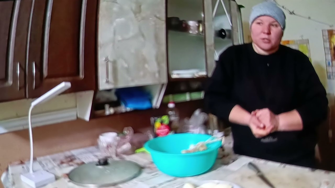 Засранка готовит своей малышке ужин, а то вечно не довольная. Подписку и лайк. 