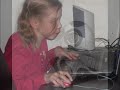 Zanger gert met het nummer webcamgirl