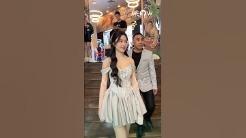 Con gái MC Quyền Linh lễ phép cúi đầu chào hỏi mọi người khi đi dự sự kiện cùng ba mẹ