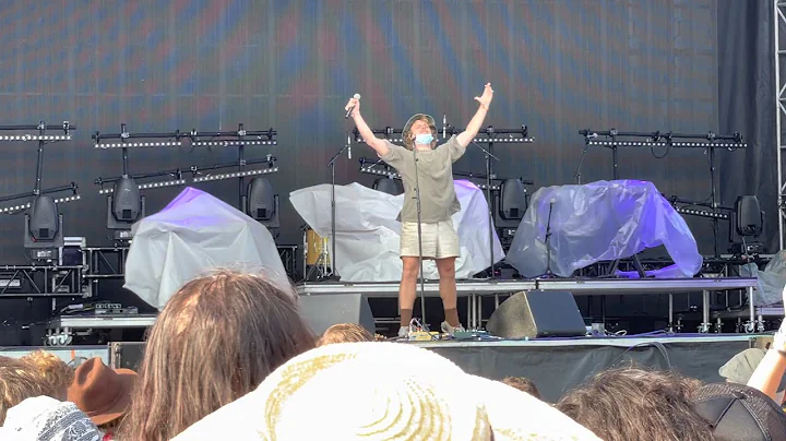 Mac DeMarco "You Make Me Feel So Young" Ohana Fest...