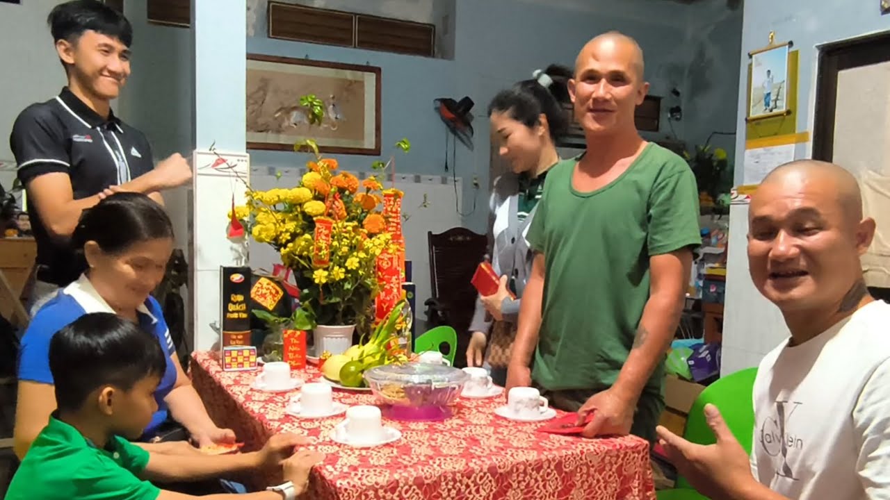 Cả nhà sum vầy ngày Tết, khoảnh khắc lì xì đầu năm khiến ai cũng rưng rưng