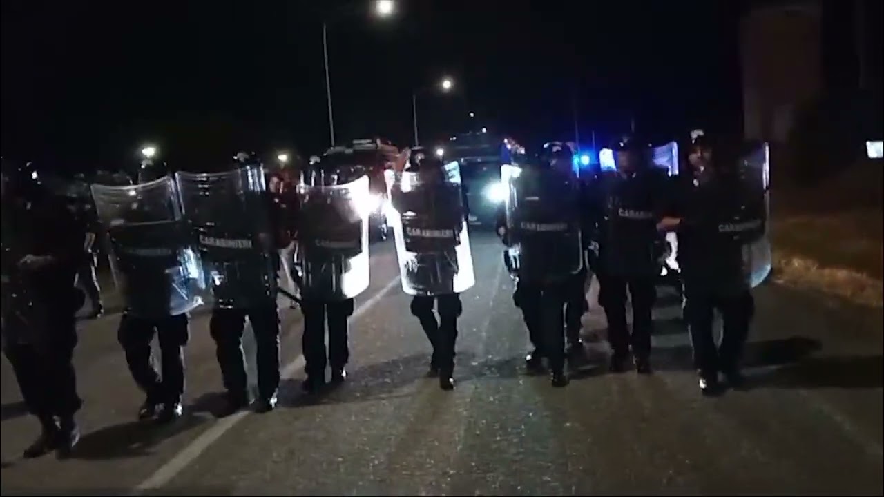 Oristano. Forze dell'Ordine tolgono il blocco del porto. Partiti i Tir con le pale eoliche 16 07 24