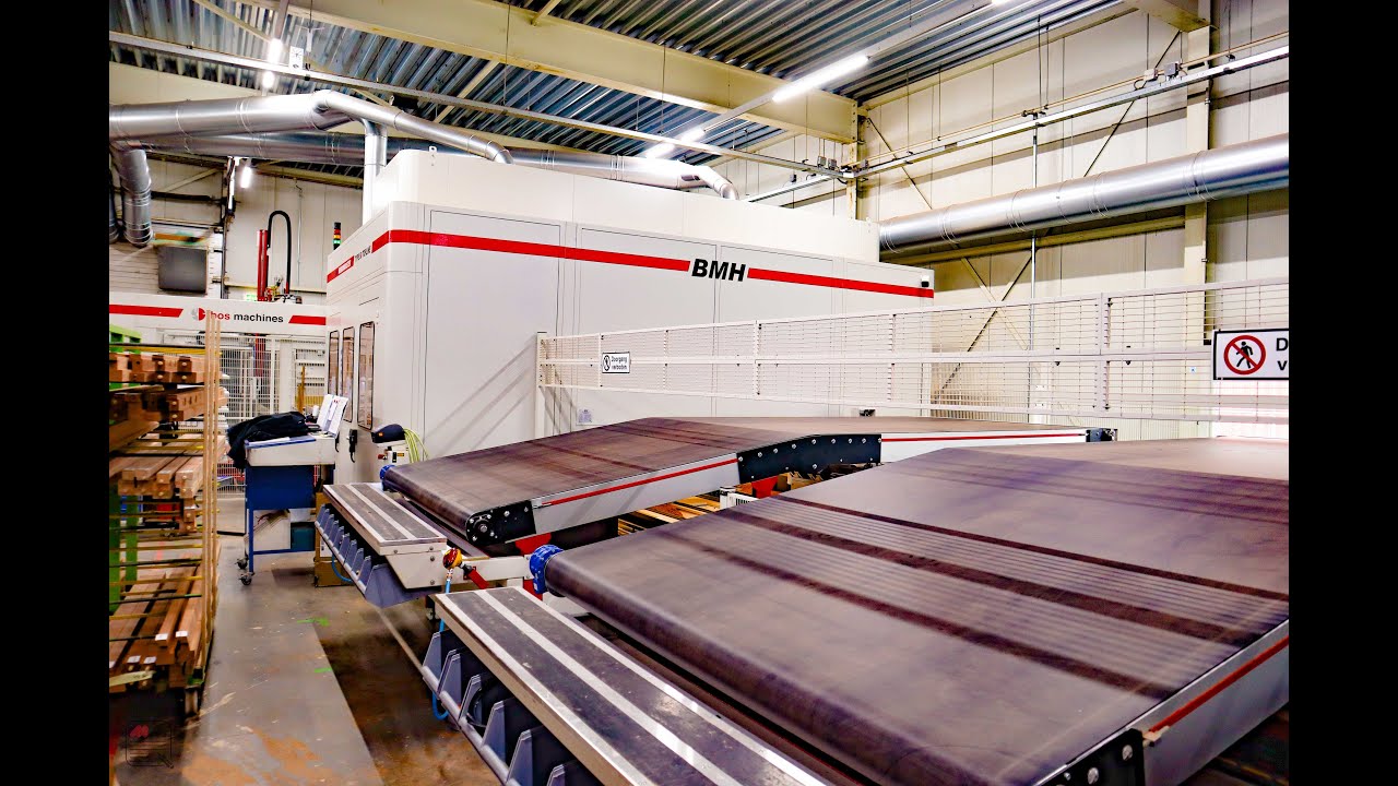 Collega Joël geeft uitleg over ons nieuwe CNC-bewerkingscentrum: de Windowmaster 50 TopLine