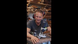 Saftrille fräsen mit der @FestoolDeutschland Oberfräse und Vakuumpumpe | Holz-Liebling #shorts
► Alles für Dein Holzprojekt findest Du in unserem DIY-Shop: https://www.holz-liebling.de/diy/
Freitag Nachmittag ist Saftrillen-Freitag und Marco zeigt euch wie er mit der @FestoolDeutschland Oberfräse OF 1400 eine Saftrille in ein Stirnholz Schneidebrett aus Nussbaumholz fräst. Gehalten wird das Schneidebrett dabei sicher vom Festool Vakuum Spannsystem VAC SYS.
Den passenden Saftrillen-Fräser findest du in unserem DIY-Shop: https://www.holzplatten-zuschnitt.de/produkt-kategorie/holzbearbeitung-und-pflege/fraeser/
Alle unsere Produkte, z.B. Stirnholz-Schneidebretter, findest du wie immer im Online-Shop:
► https://www.holz-liebling.de/
Oder direkt in unserem Holz-Laderl in Wasserburg am Inn:
► https://holz-laderl.de/
Massivholz-Platten für dein DIY-Projekt findest Du auf:
► https://www.holzplatten-zuschnitt.de/
Holztische, Tischplatten und Tischgestelle gibt es im:
► https://www.holztisch-atelier.de/
Wenn Dir das Video gefallen hat, gib uns gerne einen Daumen hoch und abonniere unseren Kanal, damit wir Dir auch in Zukunft viele coole Videos rund um das Thema Holz zeigen können.
Natürlich kannst Du uns auch gern auf unseren anderen Social Media Kanälen folgen:
► Facebook: https://www.facebook.com/HolzLiebling
► Instagram: https://www.instagram.com/holzliebling/
► Pinterest: https://www.pinterest.de/holzliebling/
#festool #oberfräse #werkzeug #holzbearbeitung #diy Saftrille fräsen mit der @FestoolDeutschland Oberfräse und Vakuumpumpe | Holz-Liebling #shorts