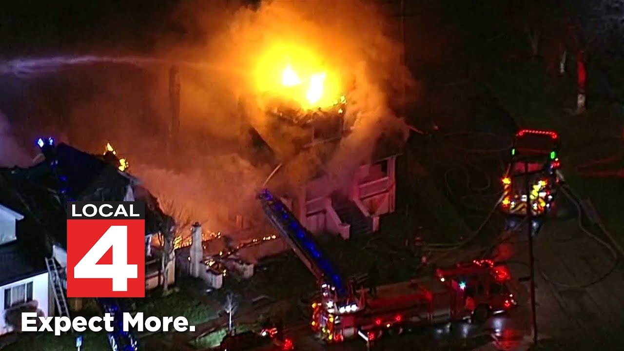 Fire burns several houses on Detroit's east side - YouTube