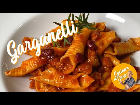 Garganelli con masa de pasta casera; y salsa con chorizo y porotos