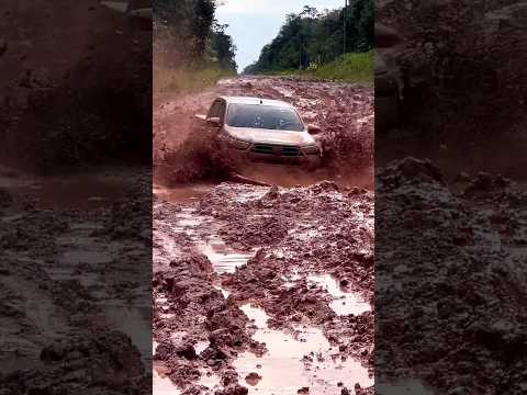 HILUX arregaçando a